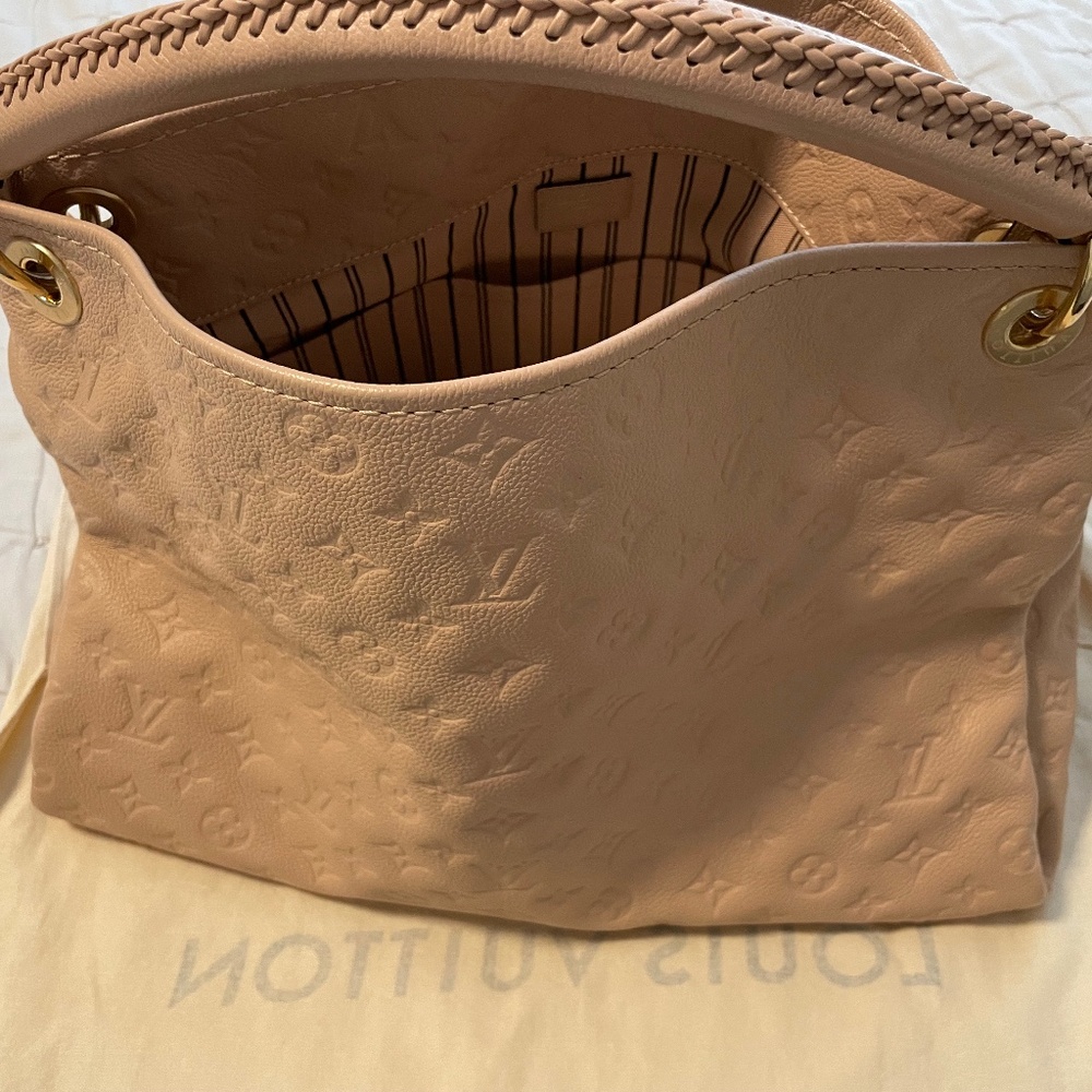 Louis Vuitton Artsy Excellent Condition